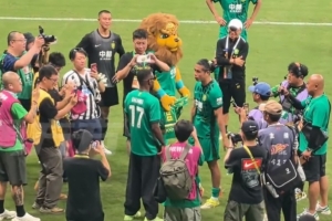 巴坎布赛后与张玉宁、侯森热情问候，并进行了谢场感谢北京球迷