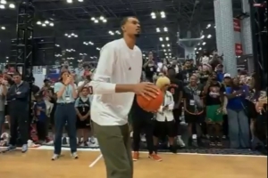 文班亚马参加NBA官方活动秀投篮 三分5投全中&Logo超远差一点