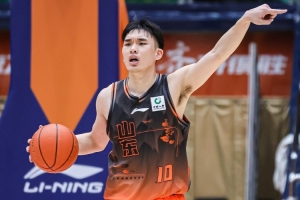 媒体人：山东高速男篮正在兜售谢智杰 去留取决于新后卫引入情况